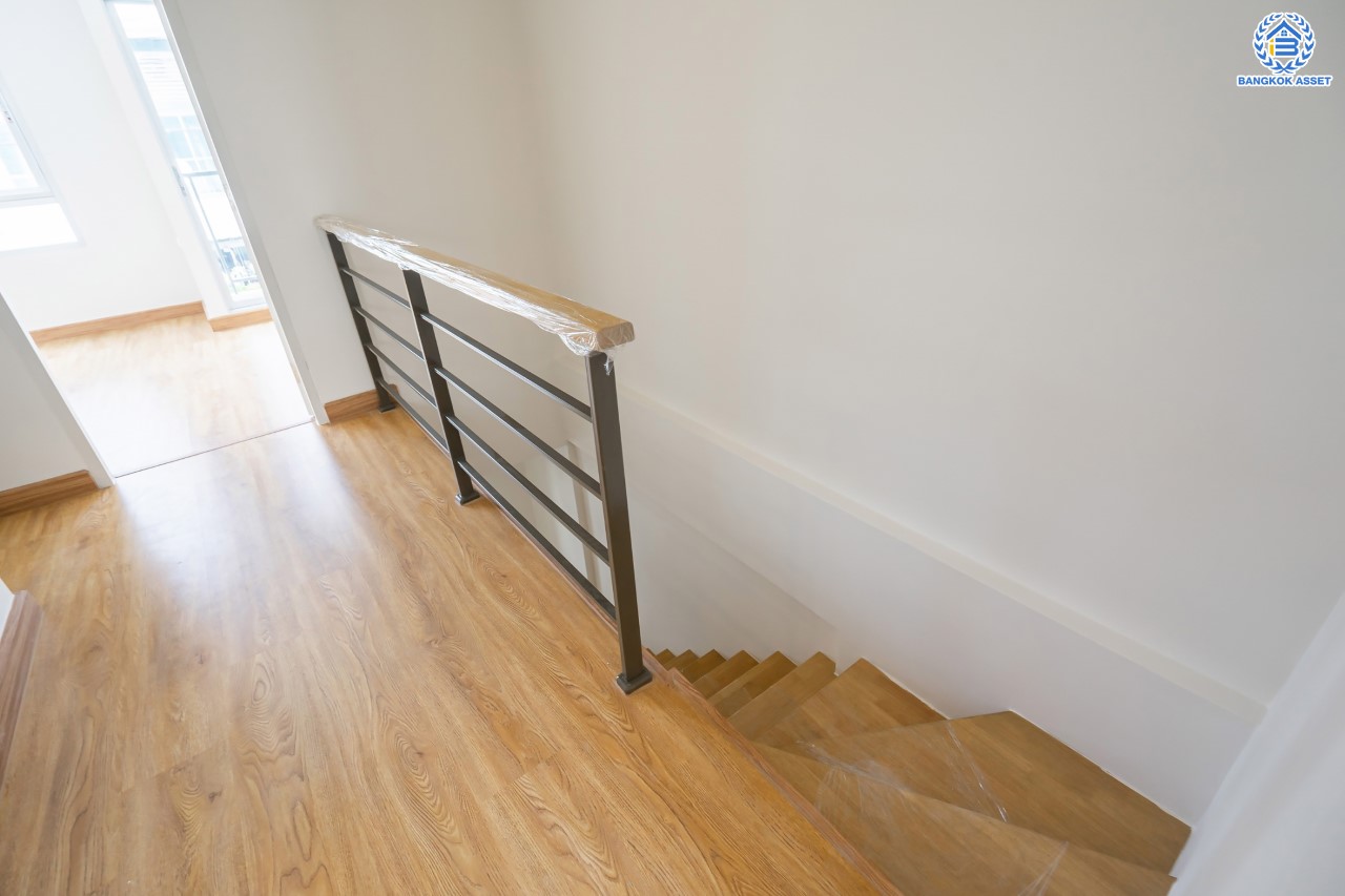 บ้านมือสอง ม.ลุมพินีทาวน์วิลล์ ราชพฤกษ์-นครอินทร์ เนื้อที่ 17.5 ตร.ว. ฟังก์ชัน 3 ห้องนอน 2 ห้องน้ำ 1 ห้องอเนกประสงค์ชั้นดาดฟ้า จอดรถได้ 2 คัน พร้อม Living Room กว้างขวาง เดินทางสะดวก เข้า-ออกได้หลายเส้นทาง ทั้ง ถ.นครอินทร์, ถ.ราชพฤกษ์ ใกล้ทางด่วน "ศรีรัช"